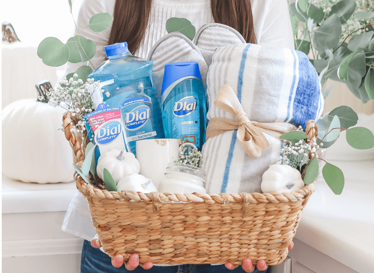 30 Best DIY Christmas Gift Baskets Ideas For Mom 24 Gift basket idea